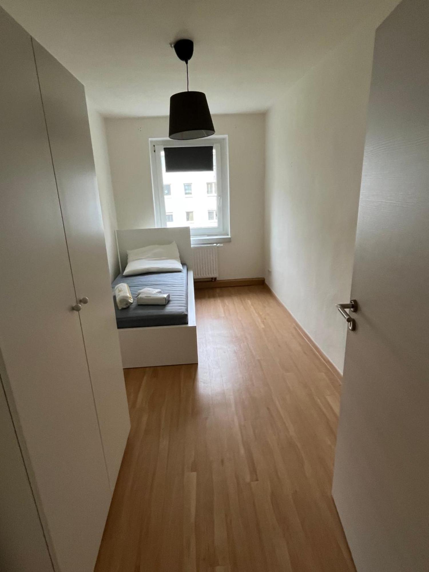 Moderne 4 Zimmer Wohnung Vollausgestattet Und Moebliert Halle  Exterior photo